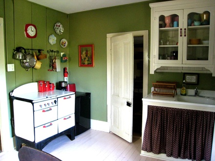 retro kitchen in cottage eureka springs